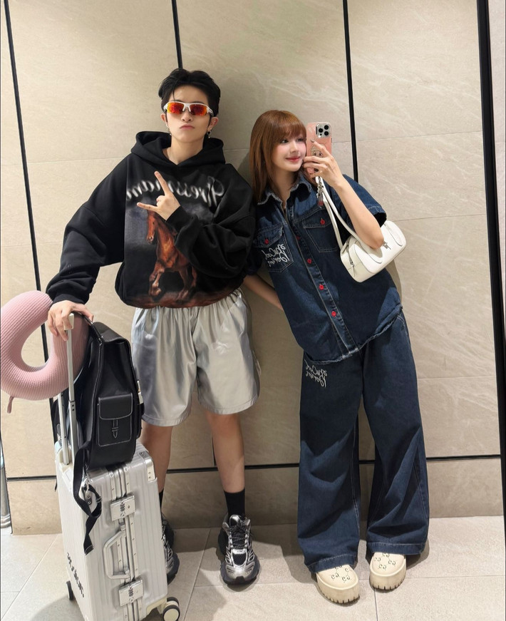 Xoài Non từng cho biết cô là fan Gil Lê từ ngày học lớp 5. Trong khi đó, Gil Lê nói cô và Xoài Non sống chung tòa nhà trước khi yêu nhau và ấn tượng bởi sự hòa đồng, thân thiện của bạn gái ngay từ lần gặp đầu tiên. Ảnh: FB Phạm Trang