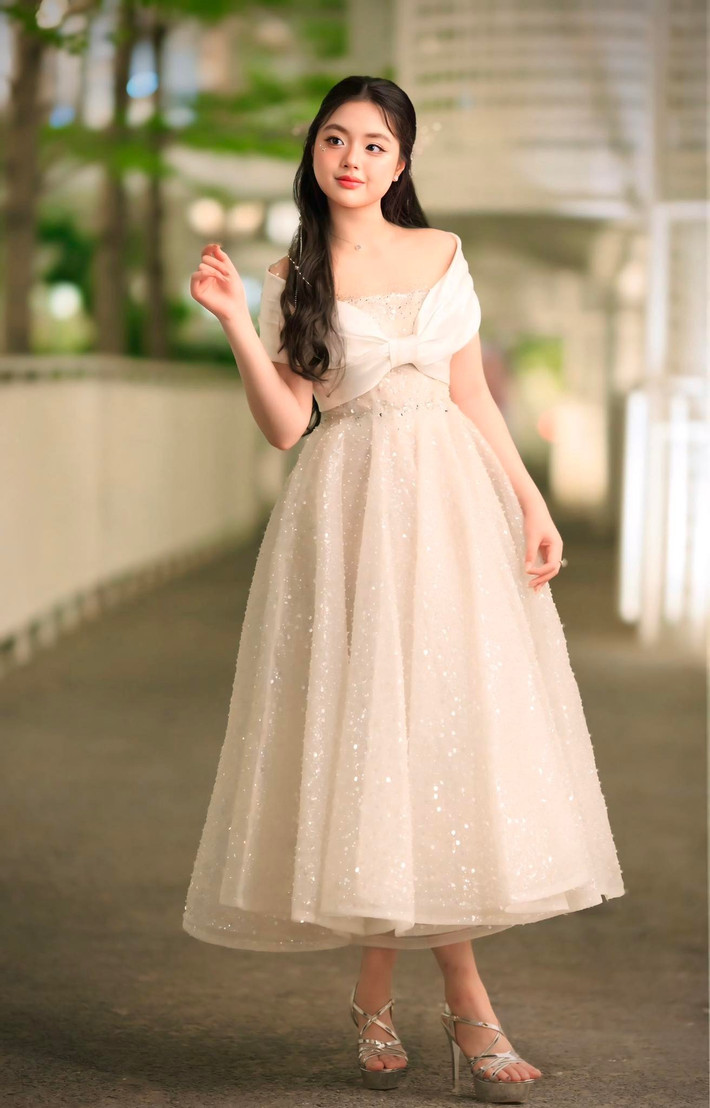 Từ những chiếc váy dạ hội kiêu sa đến những bộ cánh thanh lịch, Suti đều tự tin thể hiện thần thái, thậm chí còn có những shoot hình ấn tượng không thua kém các ngôi sao chuyên nghiệp. Ảnh: FB Bui Thuy Hanh