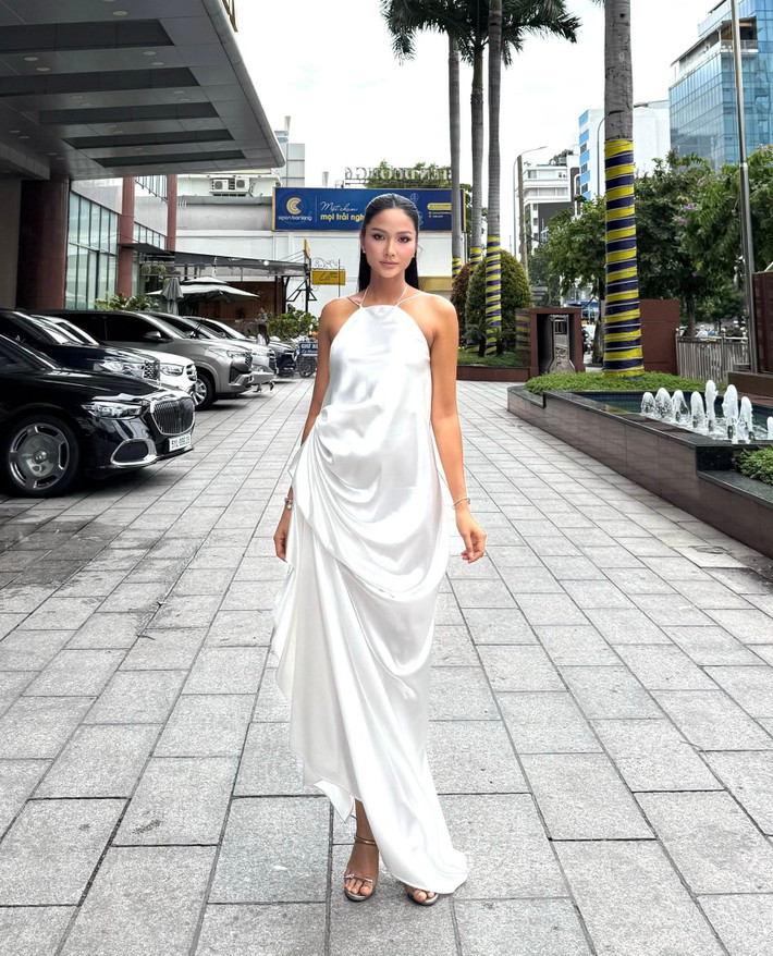 Đông đảo khán giả nhận xét H'Hen Niê ngày càng nhuận sắc, là một trong những "bà bầu thời trang", có thể thay đổi hình ảnh linh hoạt từ giản dị đến sành điệu. Ảnh: FB H'Hen Niê