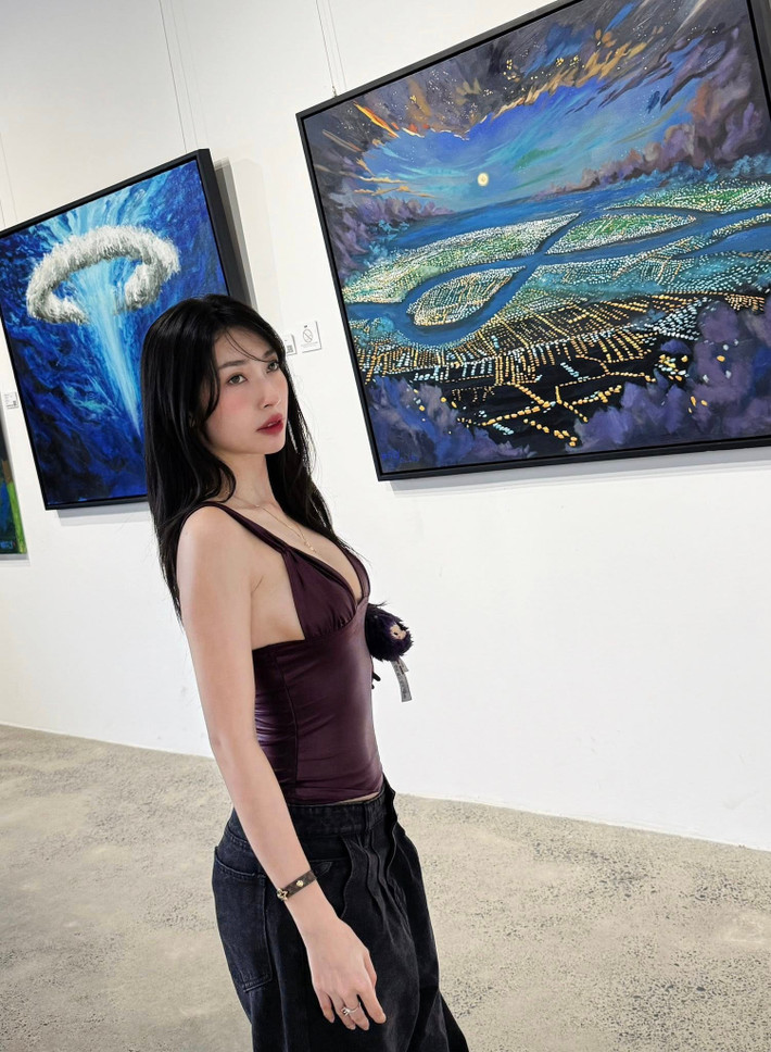 Diện áo khoét sâu táo bạo, nữ ca sĩ khéo léo khoe trọn bờ vai trần, vòng một đầy đặn cùng làn da trắng mịn không tì vết. Ảnh: FB Khổng Tú Quỳnh