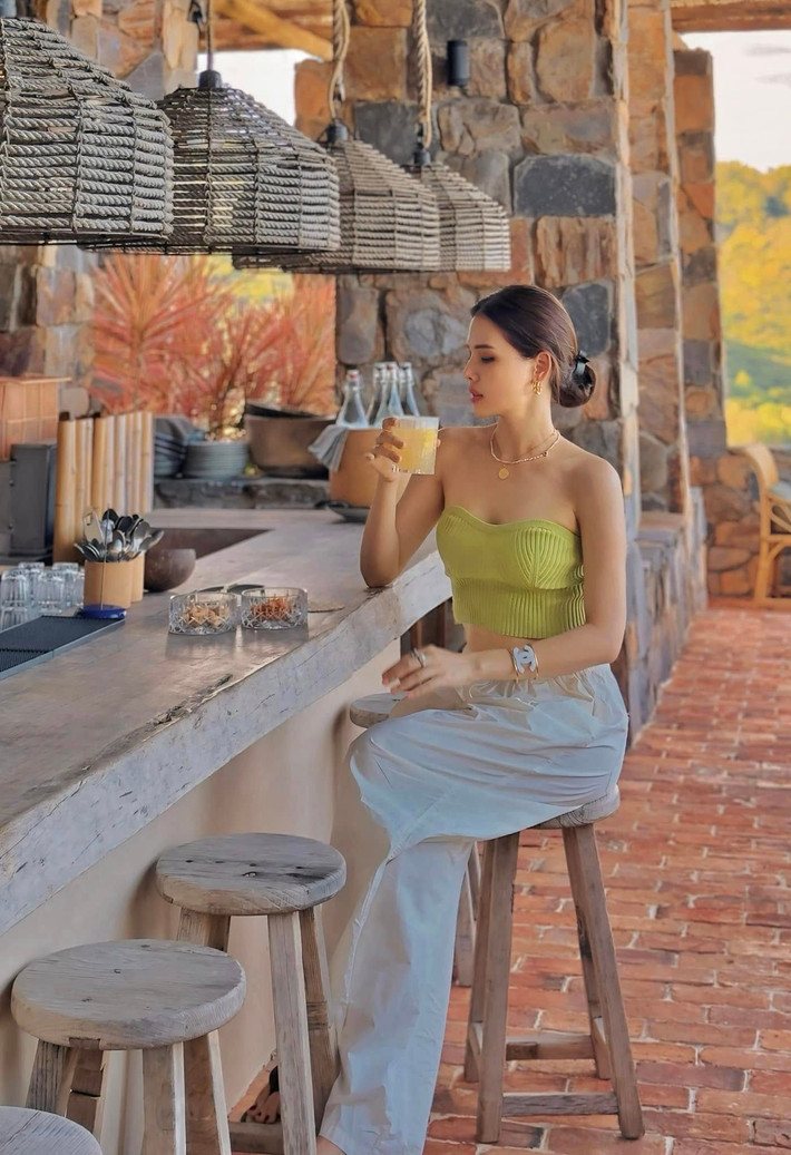 Không còn là cô gái trẻ trung năng động ngày nào, cô giờ đây ưu ái những thiết kế thanh lịch, kín đáo, mang đậm dấu ấn của giới thượng lưu. Ảnh: FB Phương Anh Lê