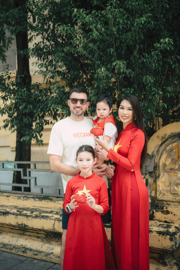 Trong không khí hân hoan của ngày Tết Độc lập, gia đình nhỏ của siêu mẫu Hà Anh đã có mặt tại Hà Nội để cảm nhận trọn vẹn niềm tự hào dân tộc.