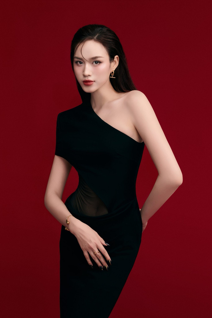 Hoa hậu Đỗ Thị Hà tung bộ ảnh mặc đầm đen quý phái mừng sinh nhật tuổi 24. Ảnh: FB Đỗ Thị Hà