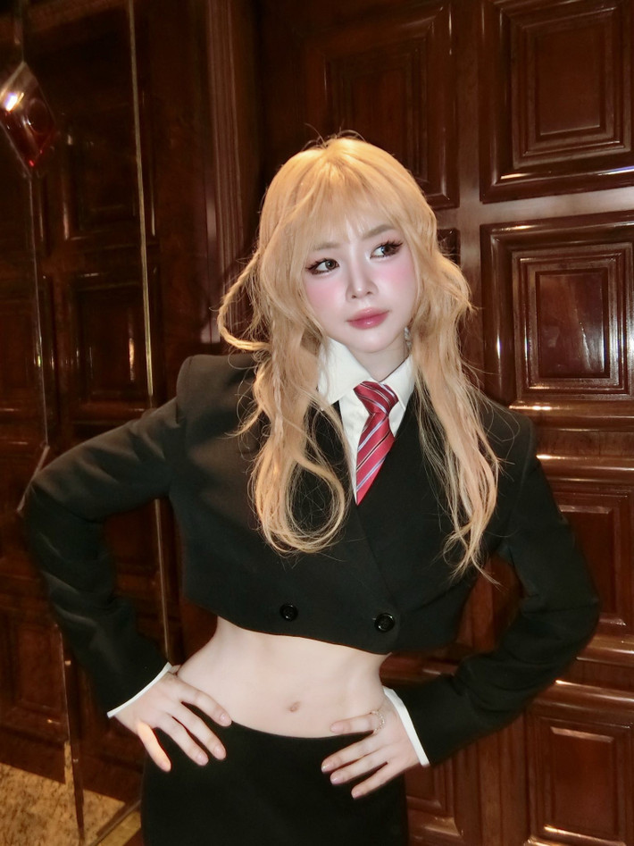 Bộ ảnh nhanh chóng nhận được sự quan tâm lớn từ cộng đồng mạng, với hàng loạt lời khen ngợi dành cho thần thái tự tin, cuốn hút và khả năng biến hóa đa dạng của DJ Mie. Ảnh: FB DJ Mie