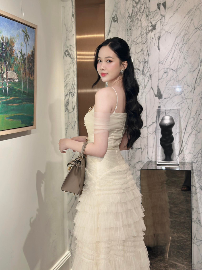 Cô từng tiết lộ rằng chồng là người làm kinh doanh bình thường, không thích xuất hiện trước truyền thông và luôn là người ủng hộ, đưa ra nhiều lời khuyên hữu ích cho cô trong công việc và cuộc sống.