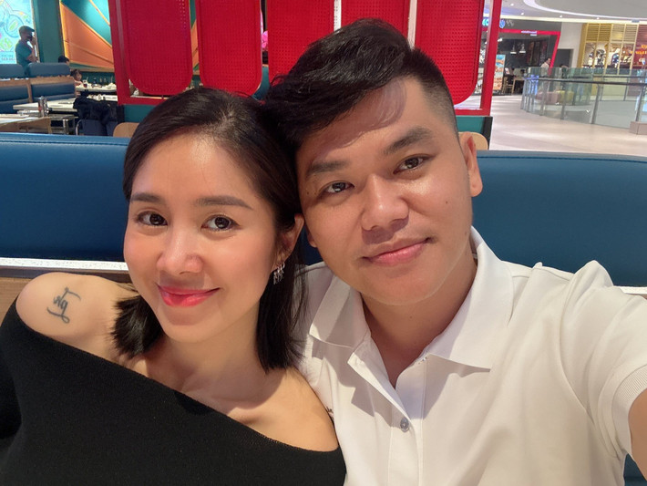 Lê Phương - Trung Kiên ăn tối cùng gia đình, kỷ niệm 8 năm bên nhau. Ảnh: FB ê Phương
