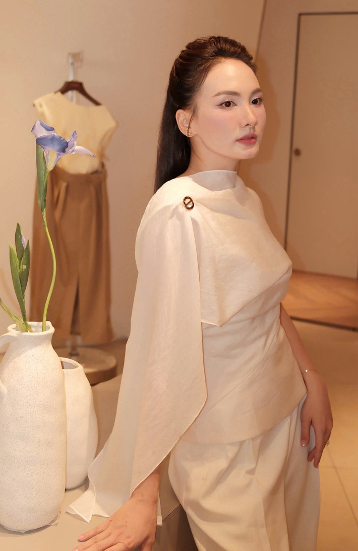 Diễn viên Bảo Thanh sang trọng, quyến rũ dự sự kiện.