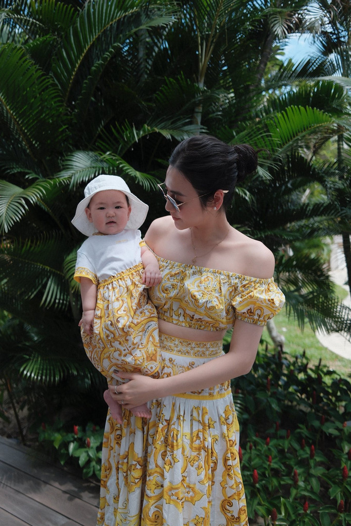 Tin tức sao Việt 7/8: Á hậu Dương Tú Anh diện váy đôi cùng con gái. Ảnh: FB Duong Tu Anh