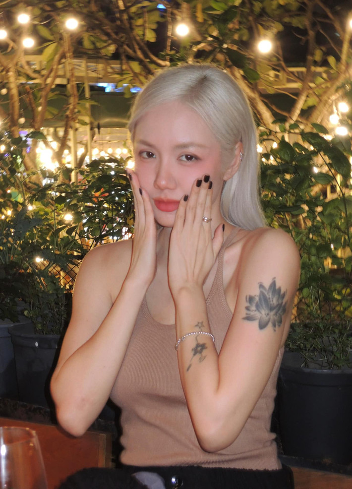 Cô nàng không chỉ gây ấn tượng bởi giọng hát ngọt ngào, mà còn khiến người hâm mộ mê mẩn vì nhan sắc và phong cách thời trang ấn tượng.