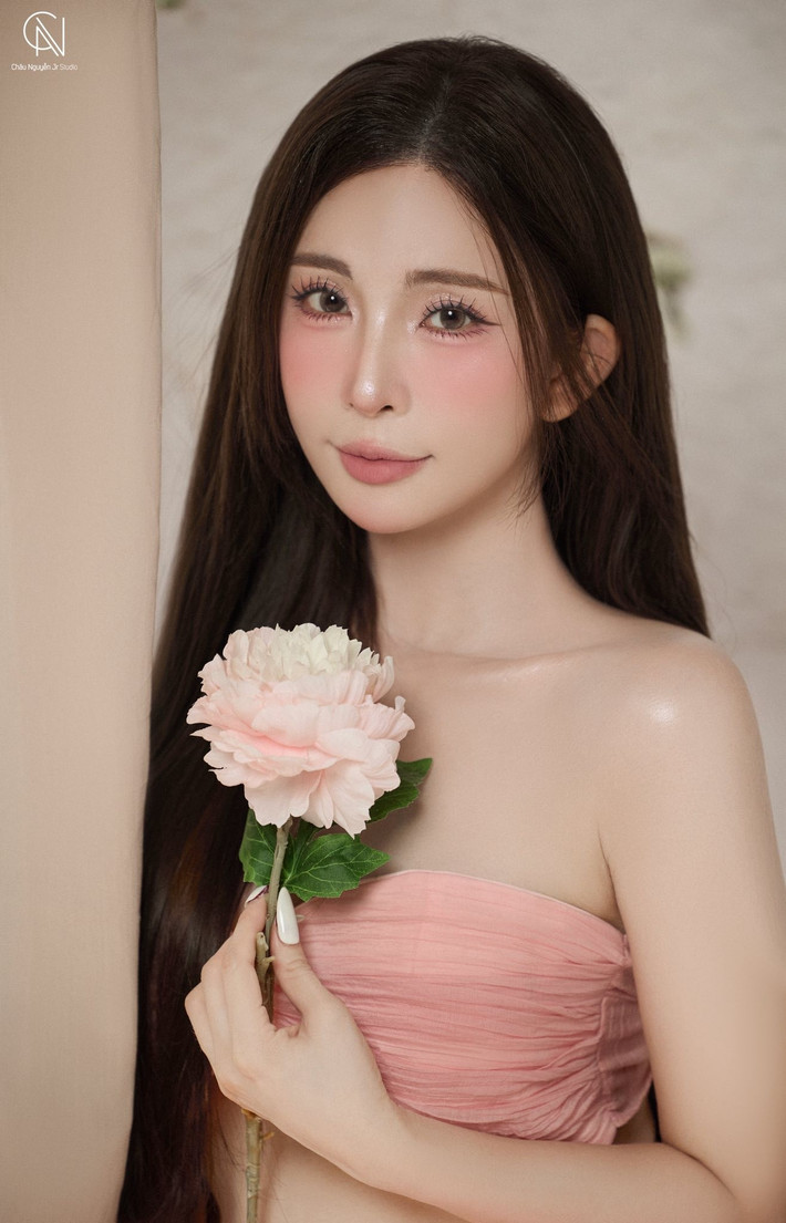 Ở tuổi gần 40, Quỳnh Nga vẫn giữ được vóc dáng săn chắc, làn da mịn màng cùng phong cách thời trang táo bạo, giúp cô trở thành tâm điểm mỗi khi xuất hiện.
