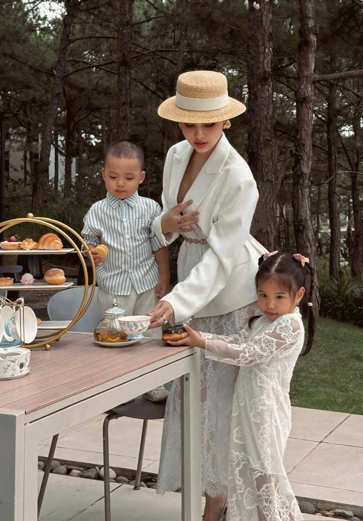 Không chỉ nổi bật với nhan sắc xinh đẹp và cuộc sống viên mãn sau khi kết hôn với chồng doanh nhân, Phanh Lee còn khiến người hâm mộ ngưỡng mộ bởi phong cách thời trang sành điệu. Ảnh: FB Phương Anh Lê