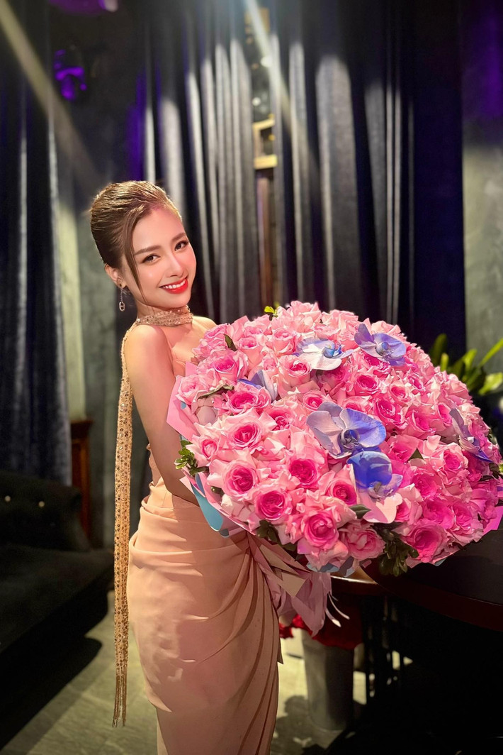 Người hâm mộ gần như không nhìn thấy dấu hiệu "thời gian" khi ngắm nhìn nhan sắc của Dương Hoàng Yến.