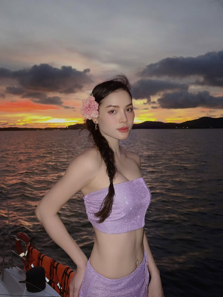 Phương Trinh Jolie diện bikini màu tím tạo dáng ở biển. Ảnh: FB Phương Trinh Jolie