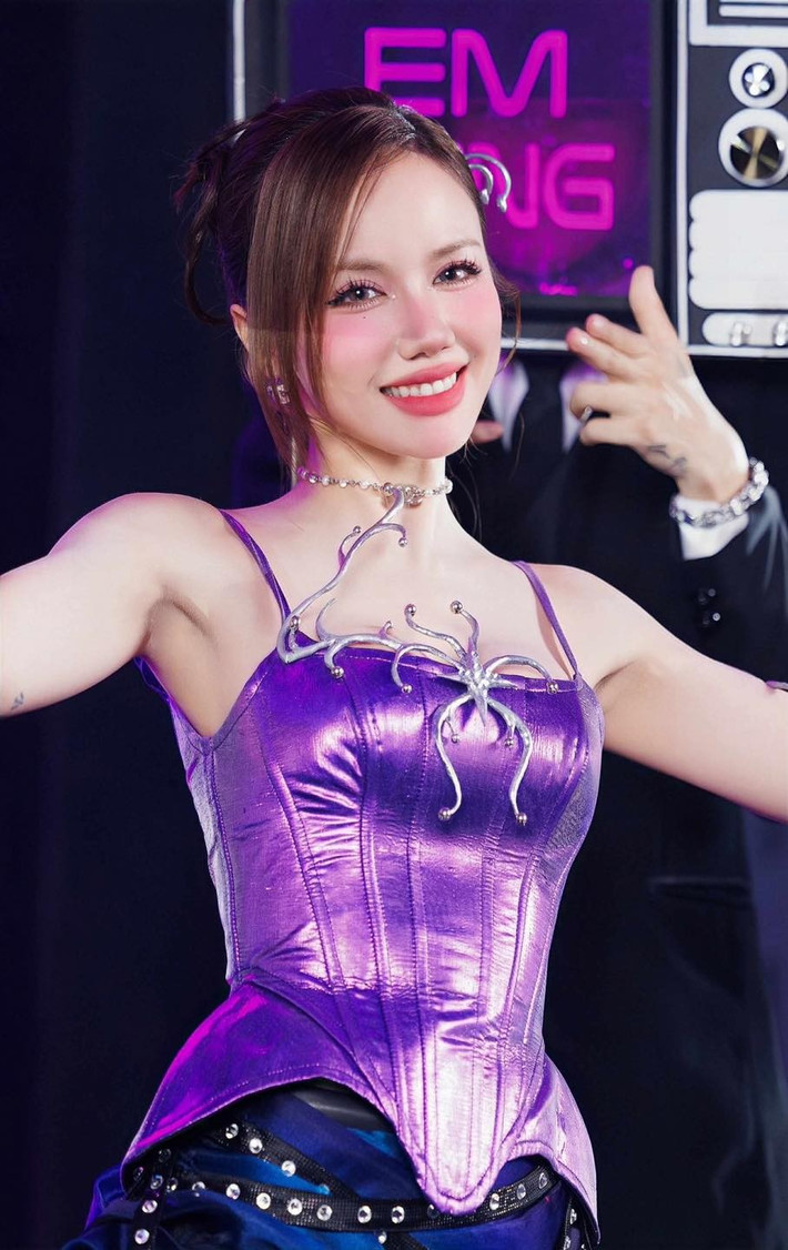 Năm 2016, khi còn được gọi bằng danh xưng "em gái của Phương Linh", Phương Ly bỗng gây bão mạng sau video cover ca khúc "Missing You" của G-Dragon.