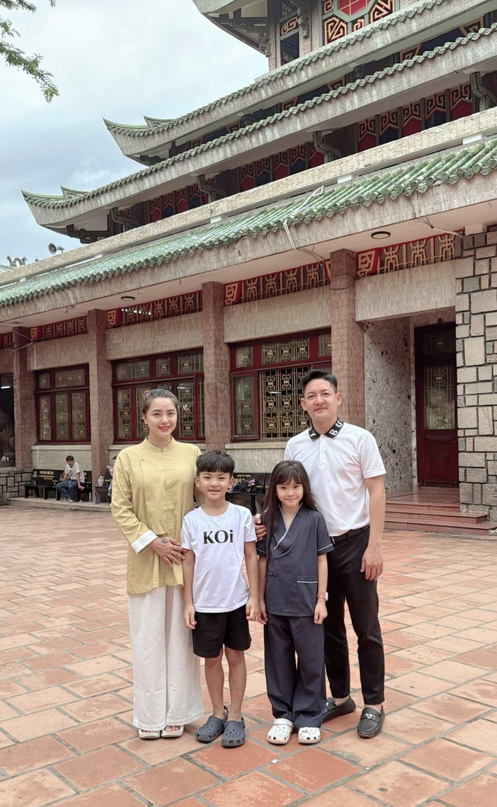 Hải Băng cùng gia đình đi lễ chùa. Ảnh: FB Hải Băng