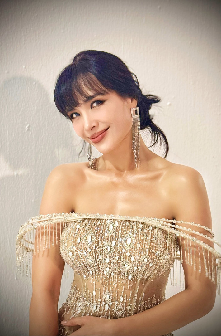 Tin tức sao Việt 24/5: Người mẫu Thúy Hạnh ưng ý tấm ảnh được con gái Suti chụp. Trong ảnh, cô diện đầm đính đá cùng thiết kế trễ vai gợi cảm. Ảnh: FB Bui Thuy Hanh