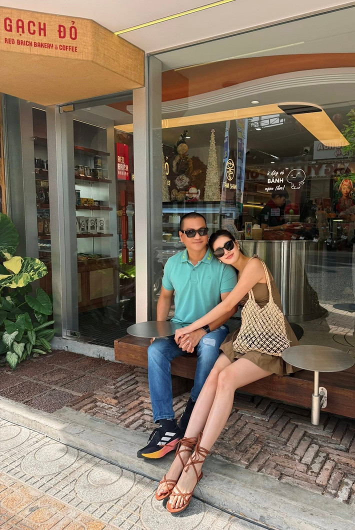 Khánh Vân chụp ảnh tình tứ bên ông xã. Ảnh: FB Nguyễn Trần Khánh Vân