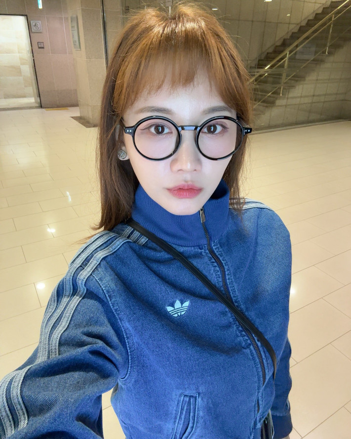Thần thái tươi tắn, nụ cười rạng rỡ cùng phong cách trẻ trung giúp nữ ca sĩ “ăn điểm” hoàn toàn trong mắt công chúng. Ảnh: FB Hariwon