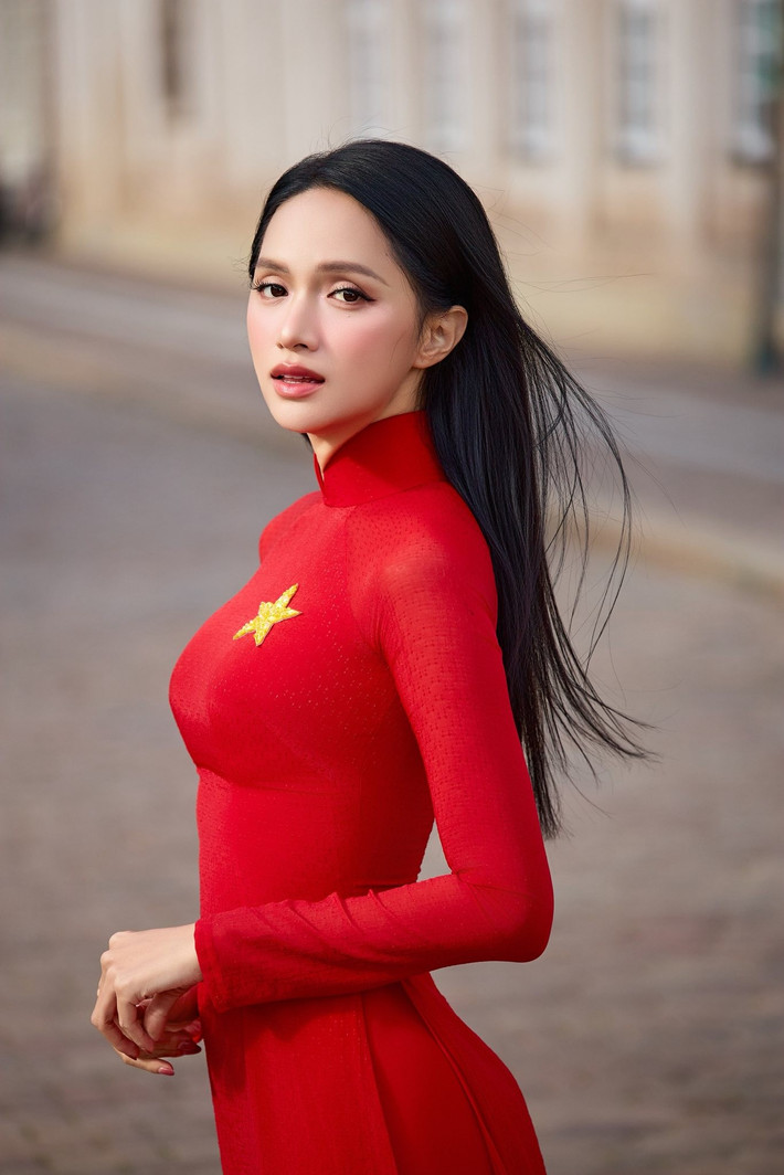 Sự kết hợp giữa nhan sắc mộc mạc, trang phục truyền thống nổi bật và bối cảnh châu Âu lãng mạn đã tạo nên một tổng thể hài hòa, giúp Hương Giang dễ dàng chiếm trọn thiện cảm của công chúng.