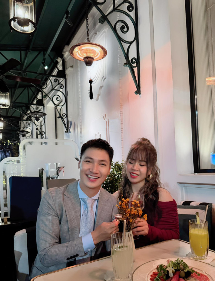 Diễn viên Mạnh Trường đăng ảnh nịnh vợ: "Biết nhau từ năm 14 tuổi mà giờ tiểu thơ đã tròn 40. Tìm mãi mới có cái ảnh trông chững chạc hợp với tuổi chứ bình thường tiểu thơ cứ như mới ngoài 20 vậy". Ảnh: FB Nguyen Manh Truong