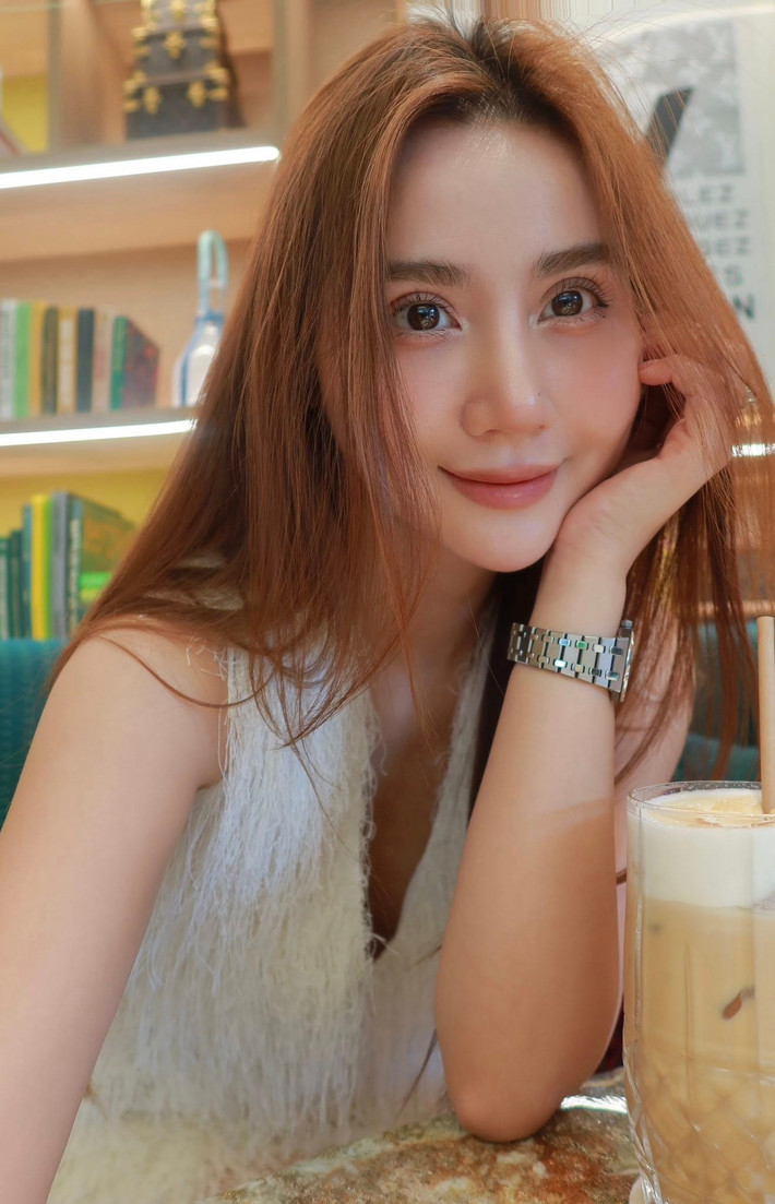 Những năm qua, dù vướng tin đồn hẹn hò với một số sao nam Vbiz, nhưng Huyền Lizzie vẫn chưa từng công khai mối quan hệ nào. Ảnh: FB Phan Minh Huyền