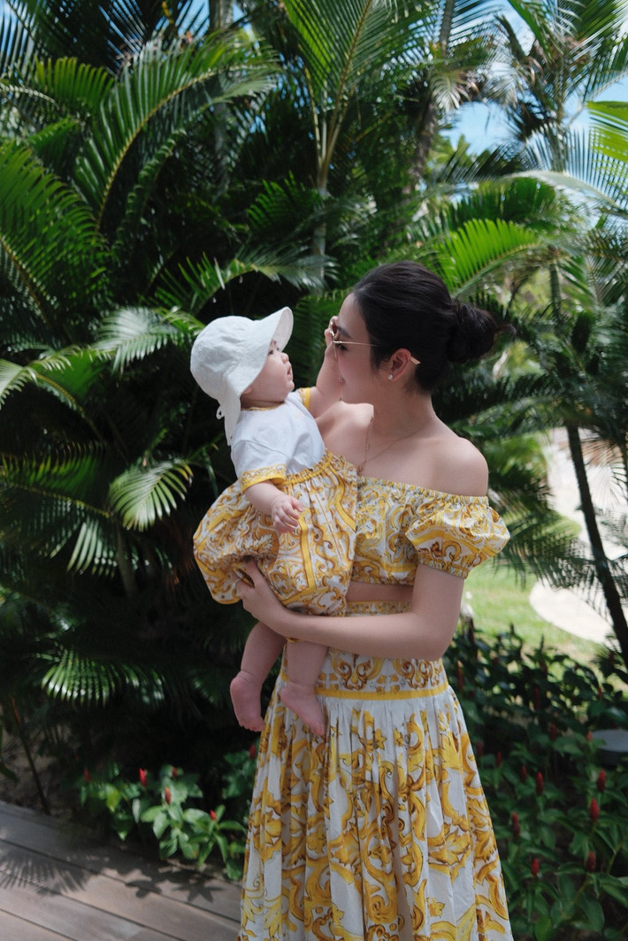 Mới đây, Á hậu Dương Tú Anh gây chú ý khi chia sẻ bộ ảnh diện đồ đôi cùng con gái nhỏ. Ảnh: FB Duong Tu Anh