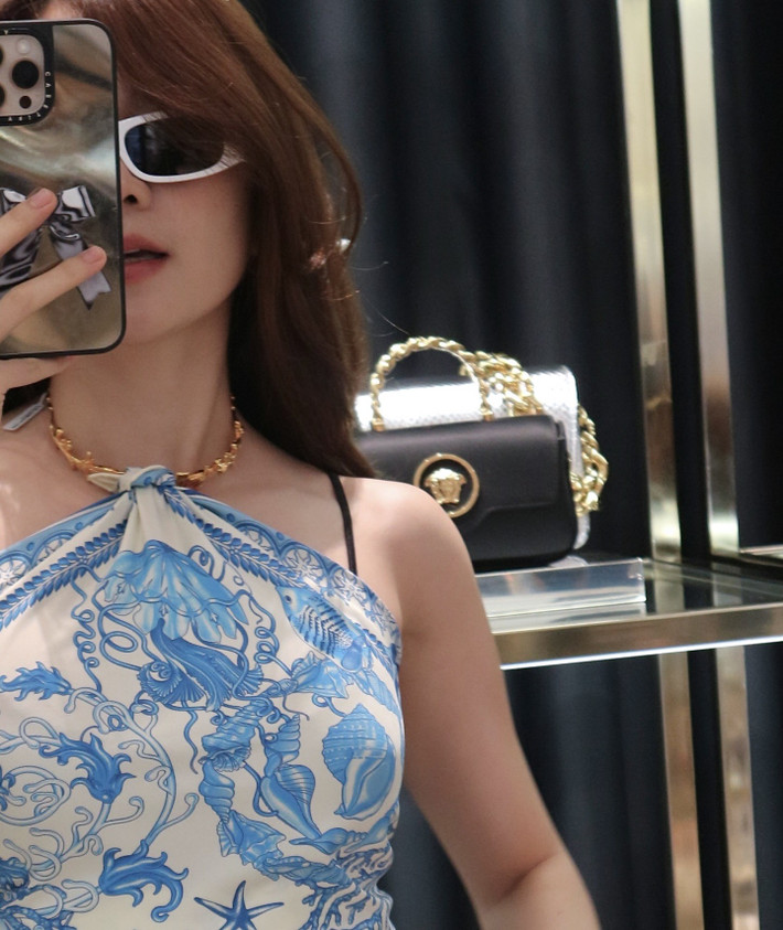 Những hình ảnh này đã nhận được "cơn mưa" lời khen. Đa số đều bày tỏ sự ngưỡng mộ trước vóc dáng đáng mơ ước và phong cách thời trang ngày càng thăng hạng của chị gái Thiều Bảo Trâm.
