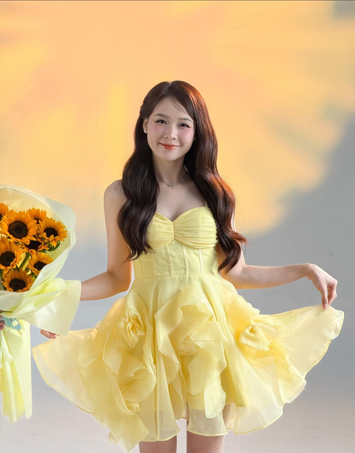 Những hình ảnh Sam chia sẻ trên mạng xã hội luôn nhận được "cơn mưa" lời khen từ người hâm mộ bởi sự tươi tắn, rạng rỡ và đặc biệt là vẻ trẻ trung đến khó tin.