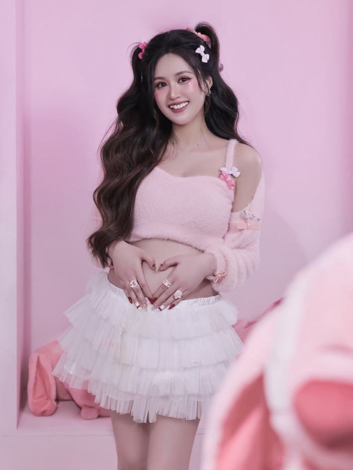Diễn viên Phương Hằng diện trang phục như thiếu nữ tuổi teen, khoe bụng bầu. Ảnh: FB Phương Hằng