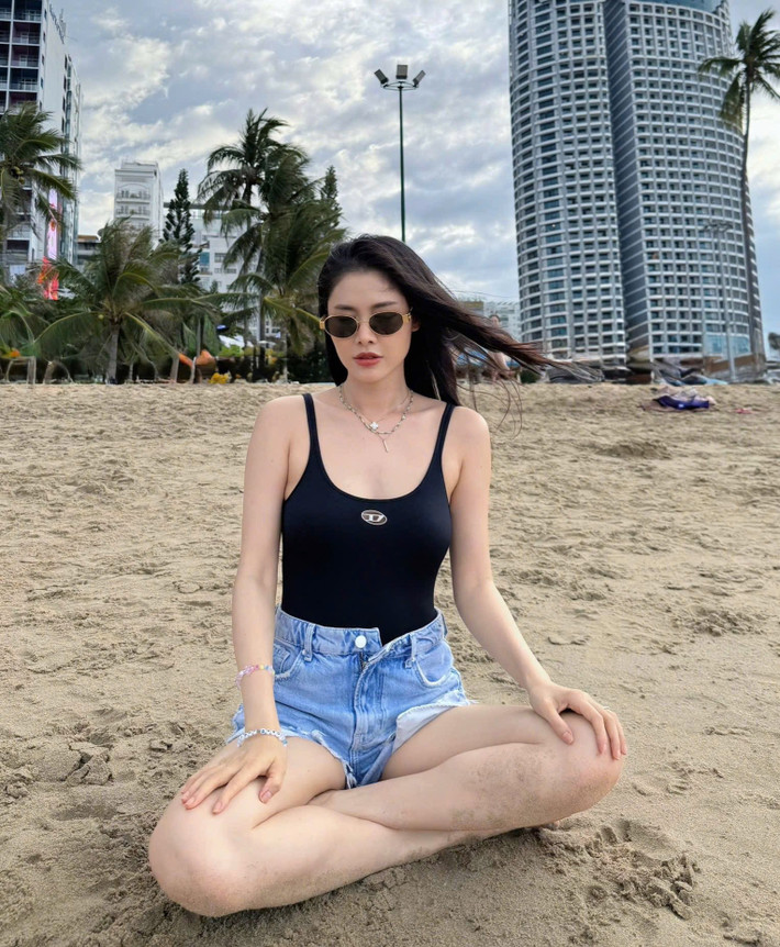 Eo thon, vòng 1 đầy đặn và đôi chân dài miên man là những điểm nhấn giúp cô tự tin "đốt mắt" người nhìn. Ảnh: FB Thuy Anh Le