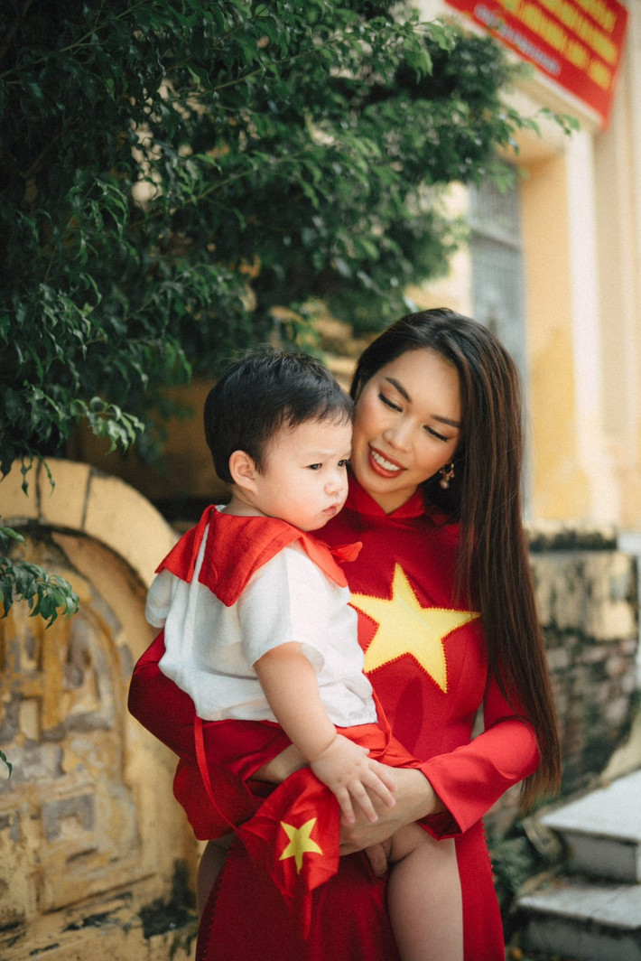 Điểm nhấn trong bộ ảnh chính là trang phục đồng điệu của cả gia đình.