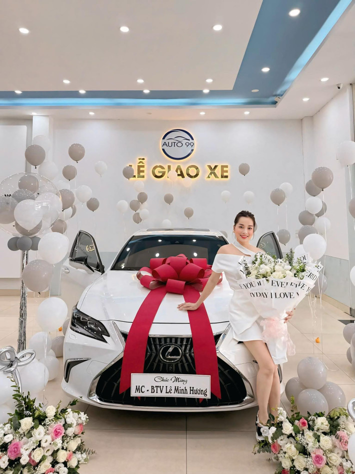 MC, BTV Minh Hương "tậu" xế hộp mới. Ảnh: FB Le Minh Huong