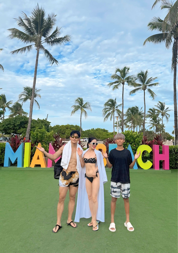 Lệ Quyên cùng người yêu và con trai tắm biển ở Miami, bang Florida. Ảnh: FB Lệ Quyên