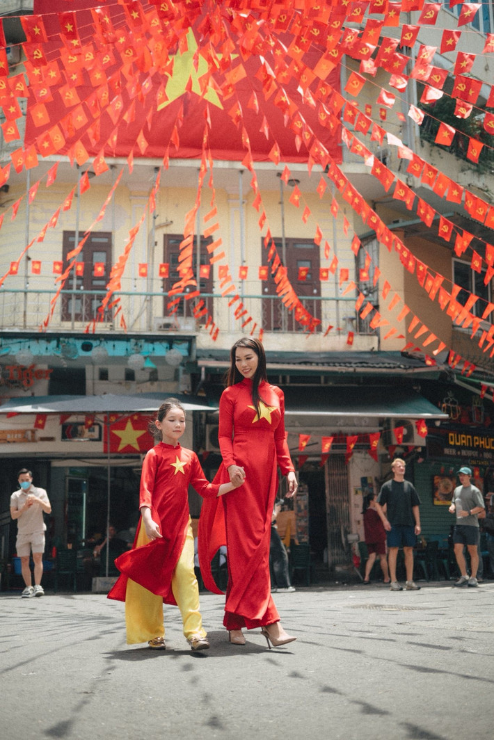 Myla nhỏ nhắn, rạng rỡ bên mẹ trong khi Hà Anh luôn thể hiện tình yêu thương, chăm sóc con gái một cách trìu mến. Ảnh: FB Ha Anh Vu