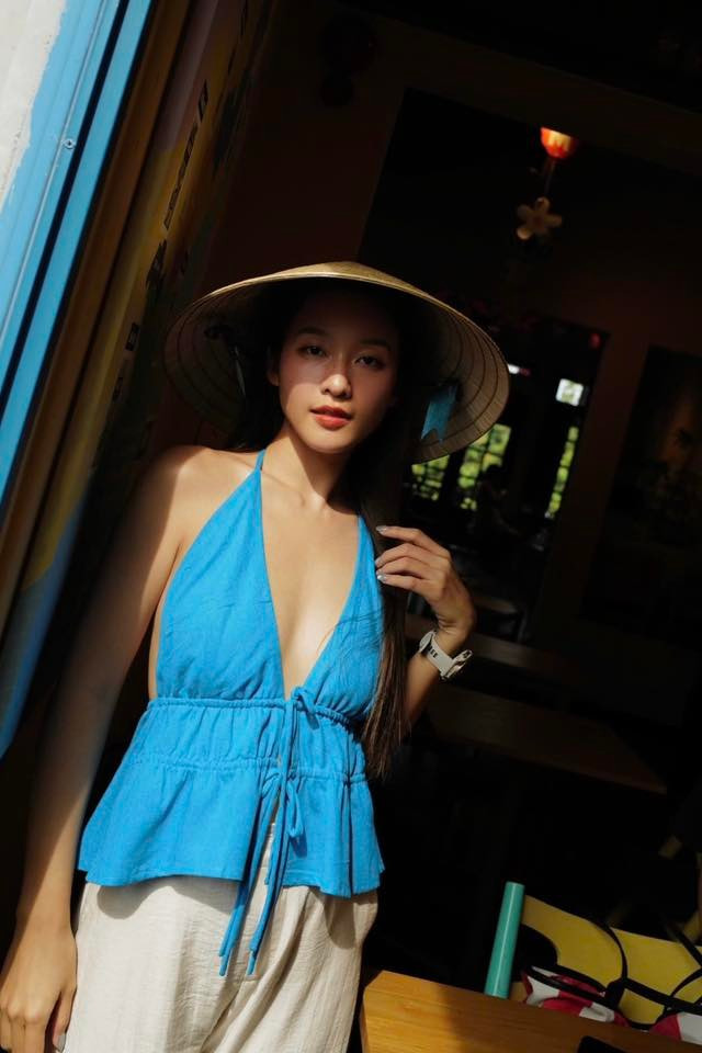 Phần lưng trần của thiết kế áo yếm cũng là điểm nhấn giúp người đẹp thêm phần gợi cảm, thu hút mọi ánh nhìn.