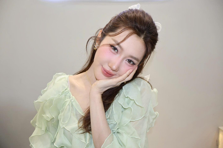 So với thời thi hoa hậu, Thúy Ngân của hiện tại là một phiên bản hoàn toàn khác. Gương mặt hài hòa, đôi mắt có chiều sâu, làn da trắng hồng tự nhiên và nụ cười nhẹ nhàng khiến cô luôn nổi bật dù chỉ trang điểm nhẹ nhàng. Ảnh: FB Lê Huỳnh Thuý Ngân