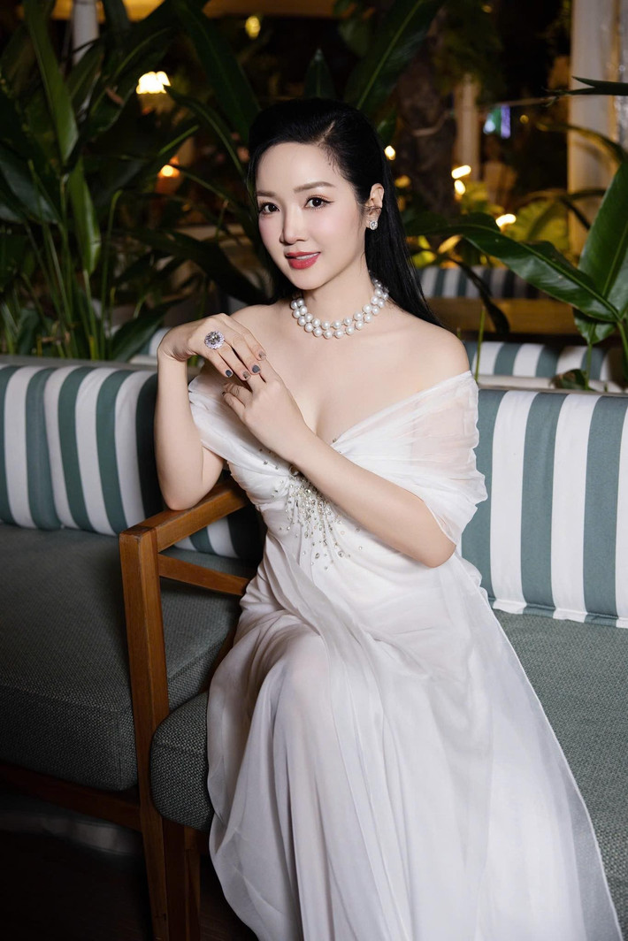 Giáng My lựa chọn một chiếc đầm dạ hội lộng lẫy với phần cổ xẻ chữ V sâu hút, tôn lên vòng một gợi cảm. Ảnh: FB Giang My Nguyen