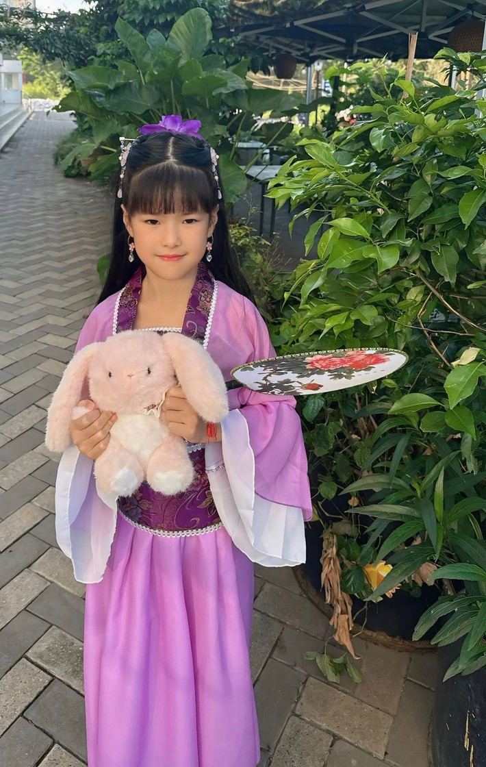 Con gái diễn viên Lê Phương hóa trang Hằng Nga đi dự hội Trung thu ở trường. Ảnh: FB Lê Phương