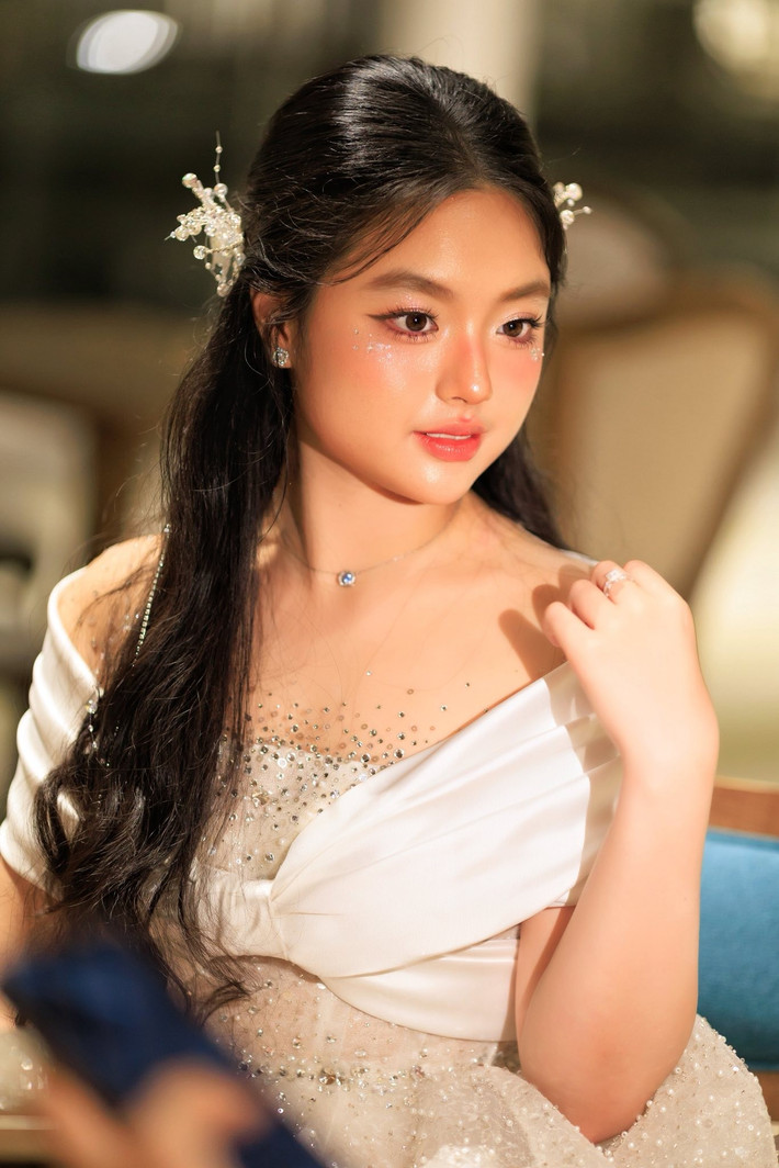 Không còn là cô bé mũm mĩm ngày nào, con gái siêu mẫu Thuý Hạnh giờ đây đã hoàn toàn "lột xác" thành một thiếu nữ xinh đẹp, duyên dáng và đầy tự tin. Ảnh: FB Bui Thuy Hanh
