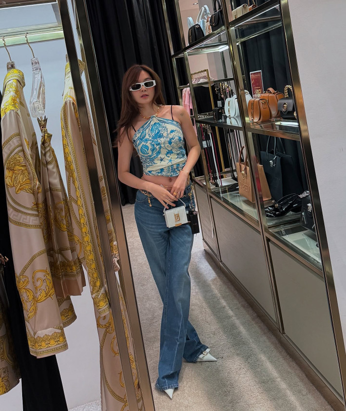 Nhiều bình luận còn ví von cô nàng như một "nàng thơ" hiện đại với sự kết hợp hài hòa giữa nét gợi cảm và thanh lịch.