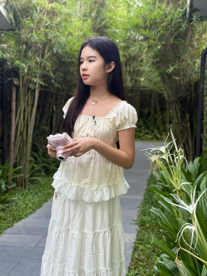 Không chỉ sở hữu ngoại hình sáng, bé Thỏ còn được nhận xét có tố chất nghệ thuật rõ rệt. Ảnh: FB Nguyen Xuan Lan