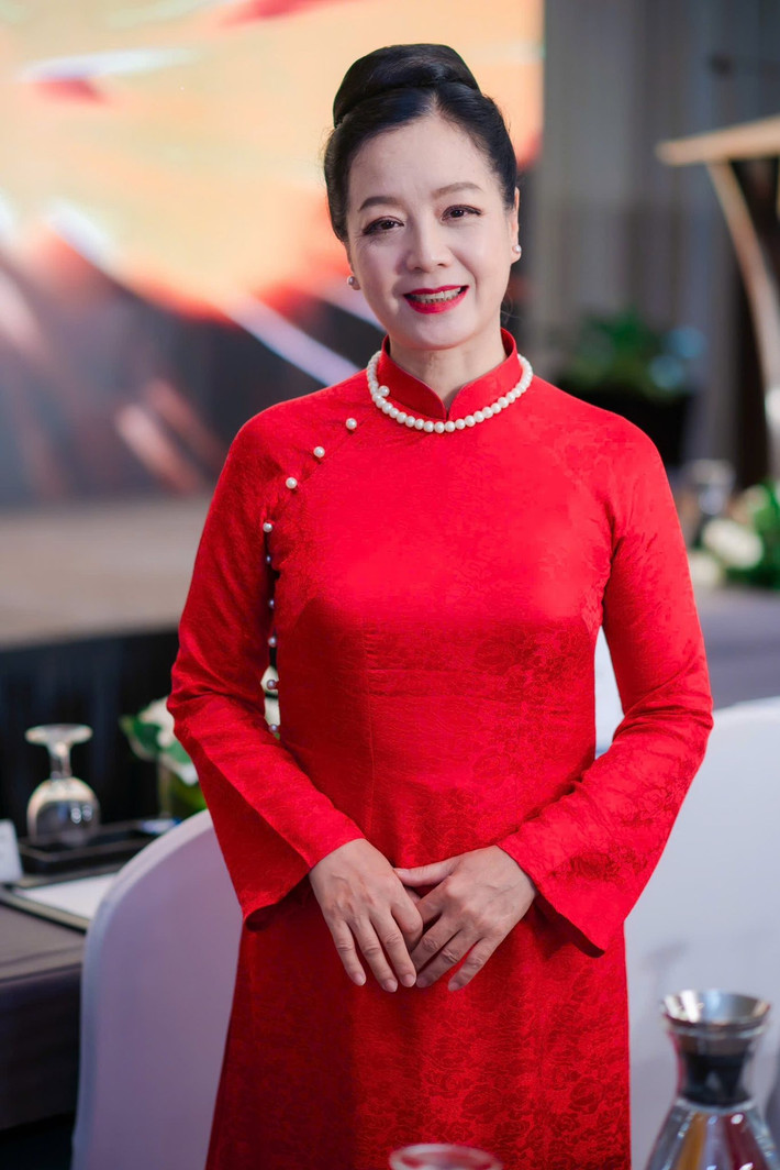 NSƯT Chiều Xuân diện áo dài đỏ, tươi tắn tại một sự kiện. Ảnh: FB Nguyễn Thị Chiều Xuân