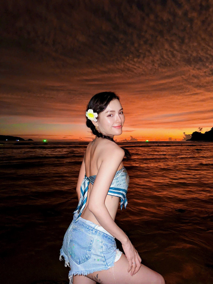Mẹ 3 con Phương Trinh Jolie thả dáng tựa nàng thơ trước biển. Ảnh: FB Phương Trinh Jolie