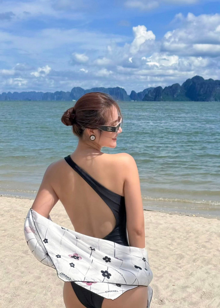 Nữ diễn viên “Thương ngày nắng về” khoe tối đa vẻ gợi cảm với bộ áo tắm khoét hông cao tít tắp. Ảnh: FB Phan Minh Huyền