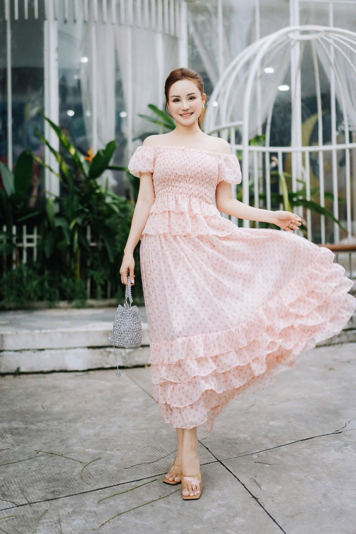 Vy Oanh dịu dàng với váy dài thướt tha. Ảnh: FB Nguyễn Vy Oanh