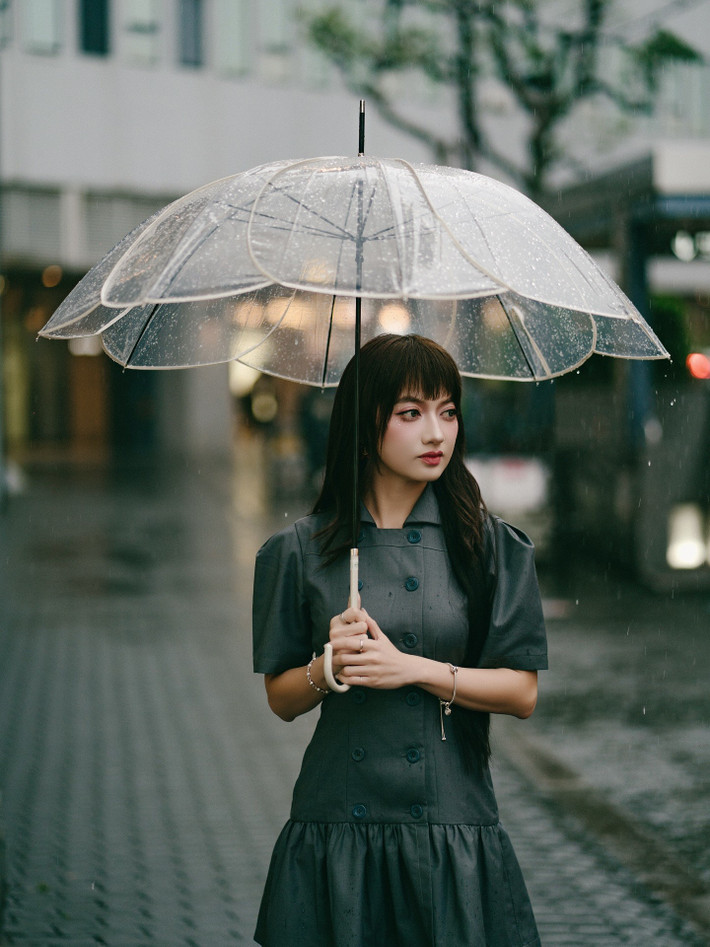 Xuân Nghi chụp ảnh dưới mưa khi đến Nhật Bản. Ảnh: FB Xuân Nghi