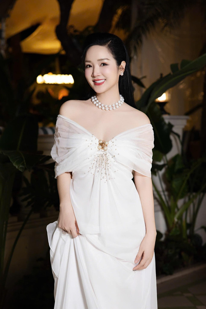 Không chỉ giữ được nhan sắc trẻ trung, rạng rỡ, Hoa hậu Giáng My còn tự tin khoe vóc dáng quyến rũ trong những thiết kế thời trang táo bạo. Ảnh: FB Giang My Nguyen