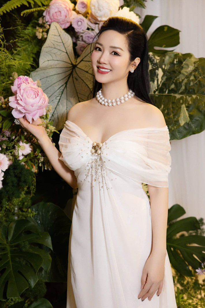 Hoa hậu đền Hùng Giáng My chọn một bộ váy trễ vai, khoe vòng một gợi cảm kết hợp trang sức ngọc trai to bản đi dự tiệc. Ảnh: FB Giáng My