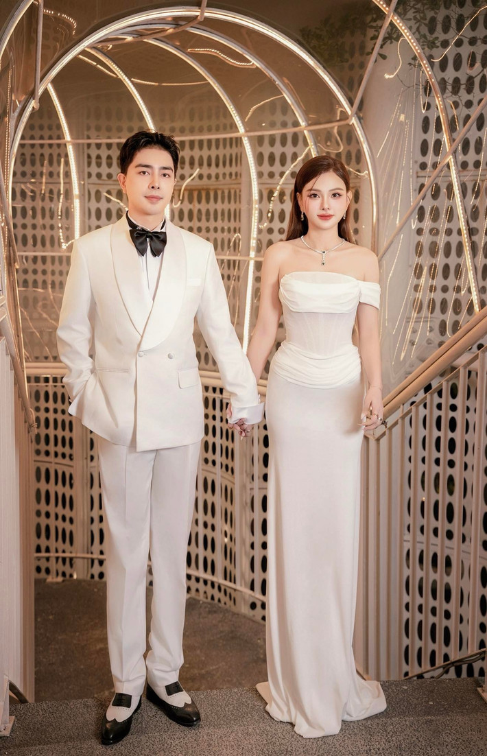Nữ ca sĩ cho biết dù kém 10 tuổi nhưng Kin Nguyễn là người chững chạc, không chỉ dành tình cảm cho cô, anh còn yêu thương con trai riêng của mình.