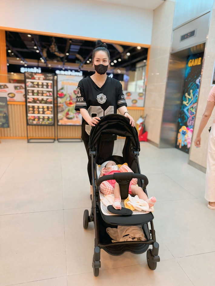 Nhật Kim Anh cho con gái đi chơi. Ảnh: FB Nhật Kim Anh